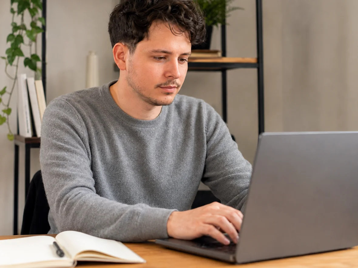 Alexandre Perrissin-Fabert à son poste, devant un ordinateur portable